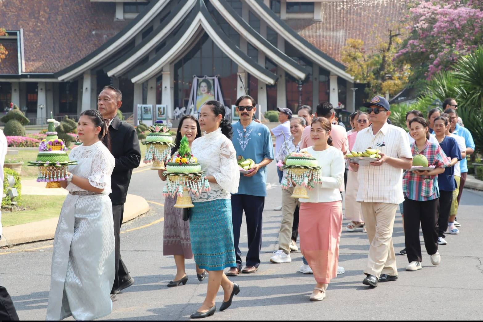 title - ศพส. จัดงาน “รักแห่งศิลป์ รักแห่งแผ่นดิน” เพื่อน้อมรำลึกในพระมหากรุณาธิคุณของสมเด็จพระนางเจ้าสิริกิติ์ พระบรมราชินีนาถ พระบรมราชชนนีพันปีหลวง ณ ศูนย์ส่งเสริมและพัฒนาอาชีพเสริมนอกภาคการเกษตร (ศูนย์ศิลปาชีพบางไทรฯ เดิม)